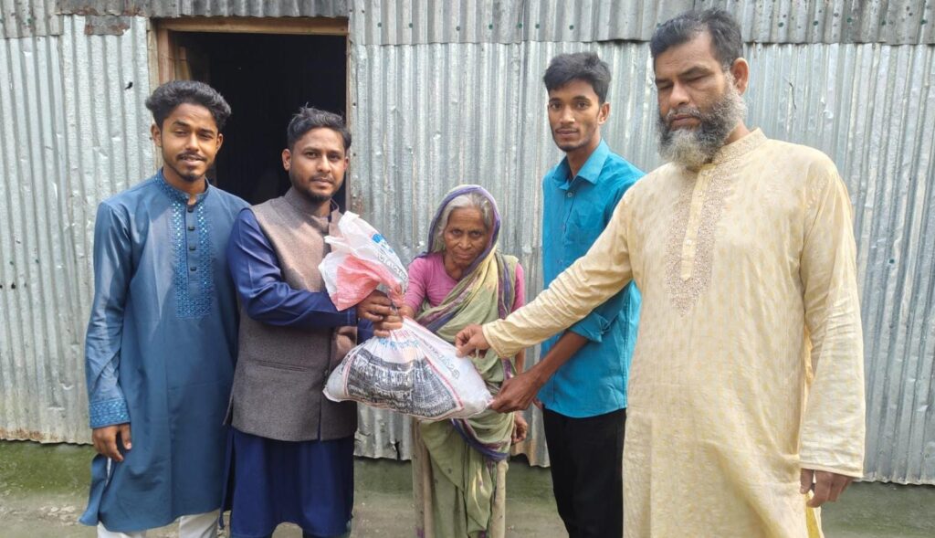 ভূরুঙ্গামারীতে দুস্থ ও অসহায় মানুষের মাঝে ঈদ সামগ্রী বিতরণ
