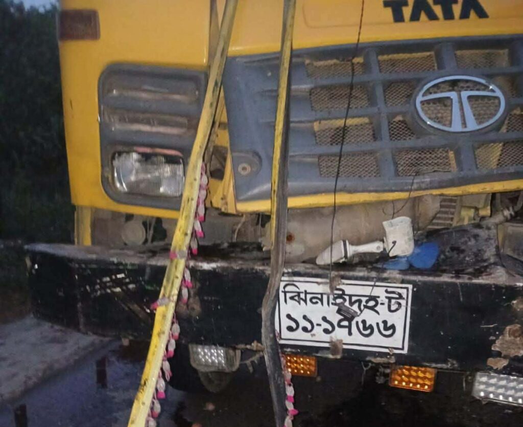 বোদা হাইওয়ে সড়কে ট্রাক–ট্রলি সংঘর্ষ, আহত ১