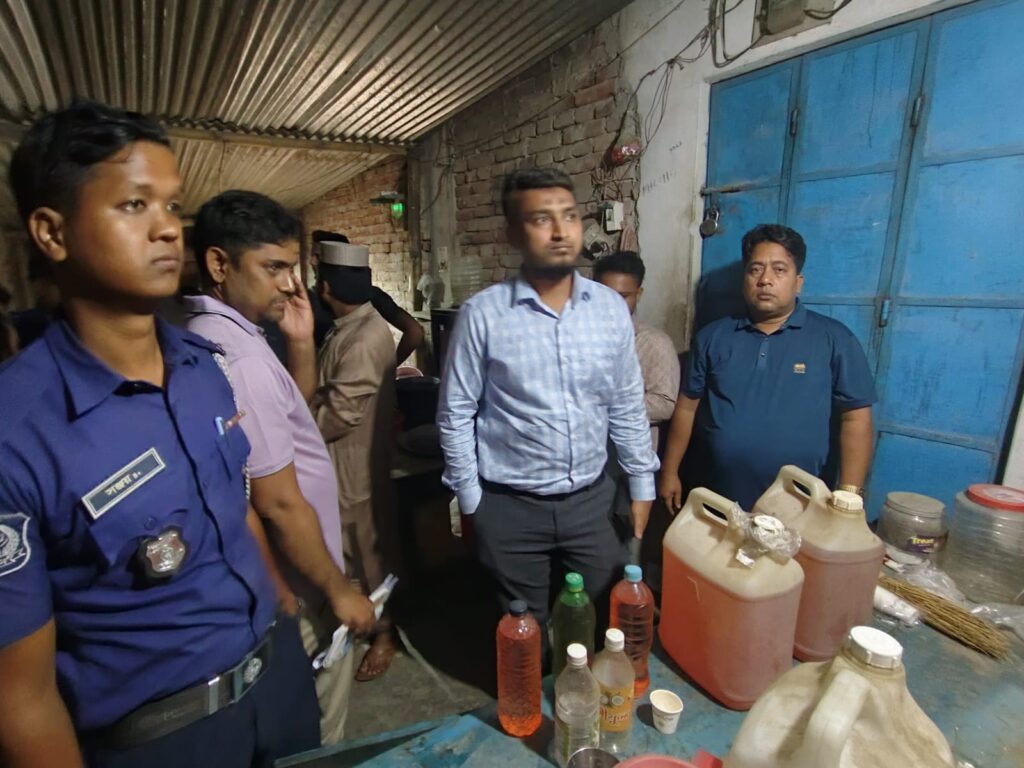 চাঁপাইনবাবগঞ্জে মুদি দোকানে চড়া দামে অকটেন বিক্রি, দোকানদারকে জরিমানা