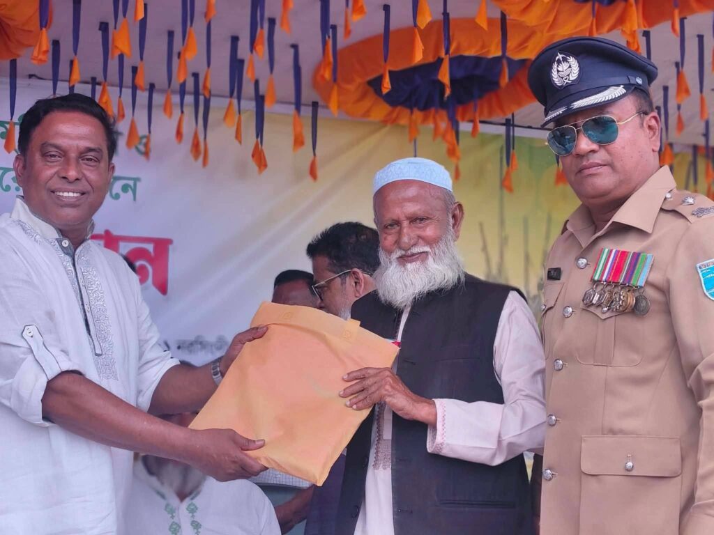 নরসিংদীর শিবপুরে বীর মুক্তিযোদ্ধাদের সংবর্ধনা প্রদান