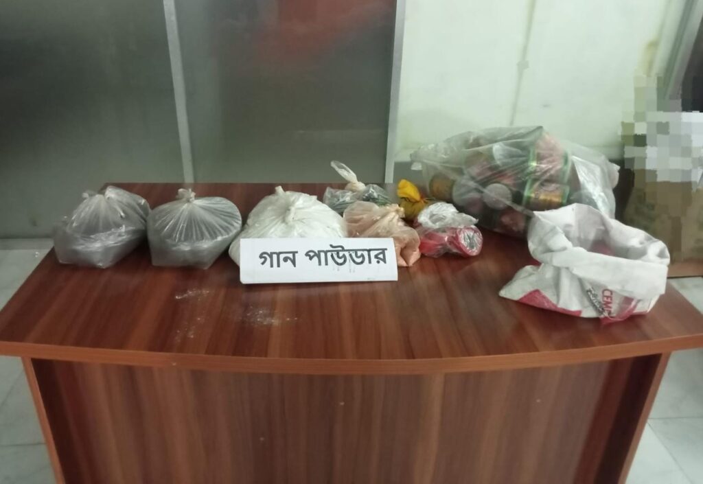 চাঁপাইনবাবগঞ্জে র‍্যাবের অভিযানে বিপুল পরিমান গান পাউডার ও বোমা তৈরীর সরঞ্জাম উদ্ধার