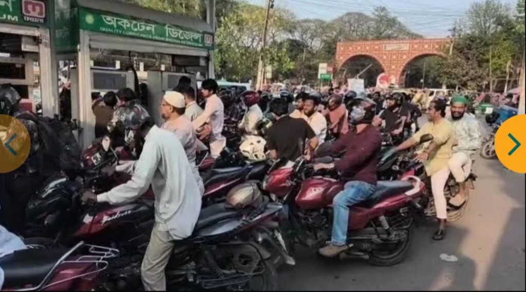 পেট্রোল পাম্পগুলোতে উপচে পড়া ভিড়, মিলছে না তেল