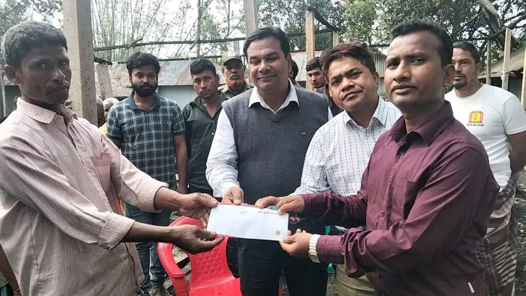 দেবীগঞ্জে ভয়াবহ অগ্নিকাণ্ডে দুই পরিবারের সর্বস্ব পুড়ে ছাই
