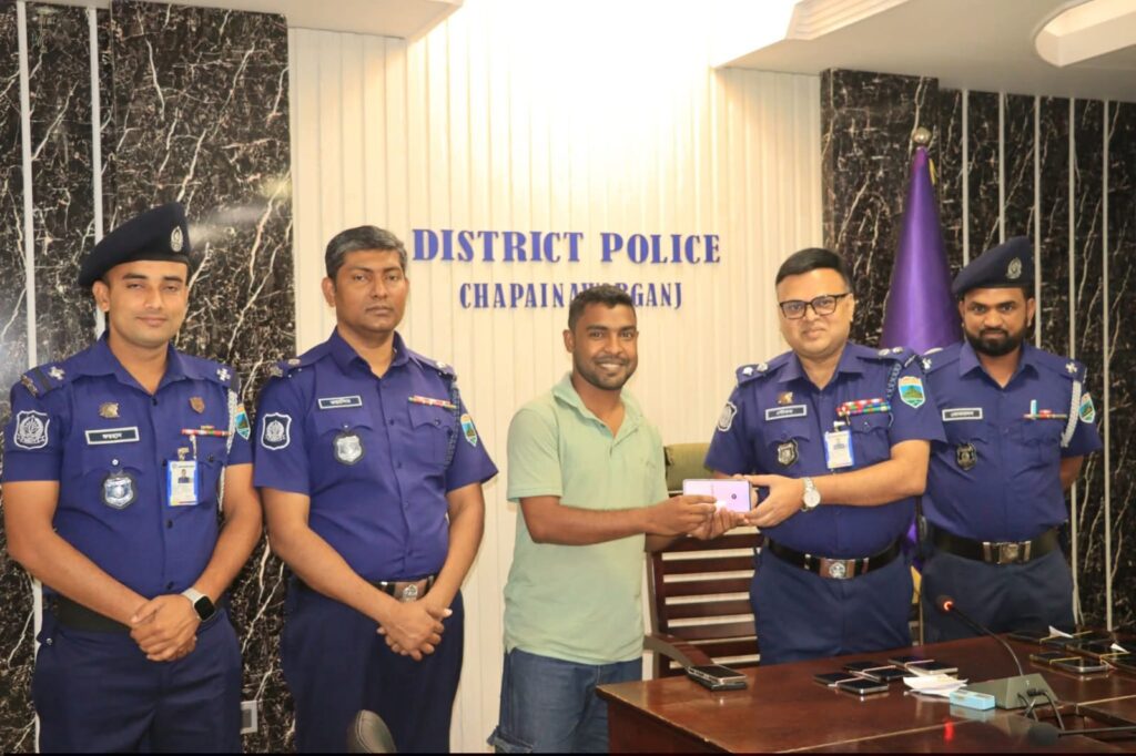চাঁপাইনবাবগঞ্জে হারানো মোবাইল ফোন উদ্ধার, মালিকদের কাছে হস্তান্তর করলেন এসপি গৌতম কুমার