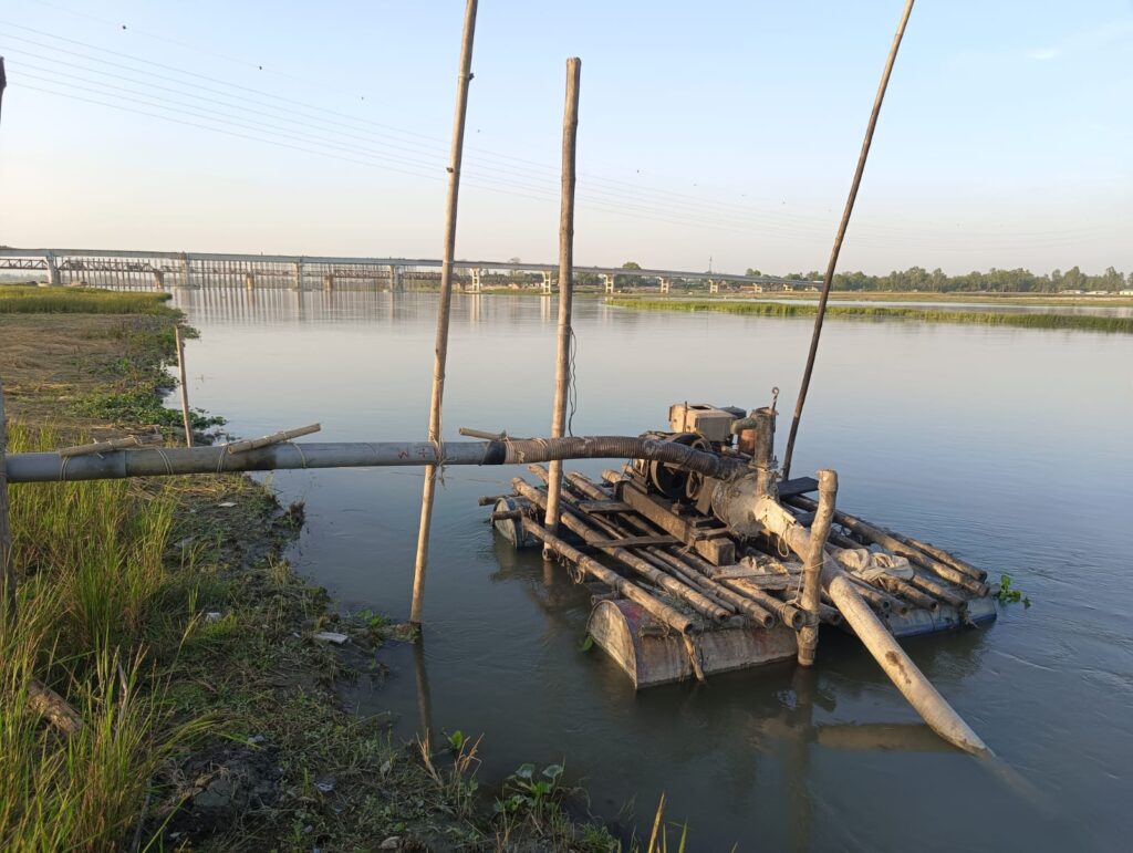 দুধকুমার নদে ড্রেজার মেশিনে অবৈধভাবে বালু উত্তোলন, ঝুঁকিতে তীর রক্ষা বাধ