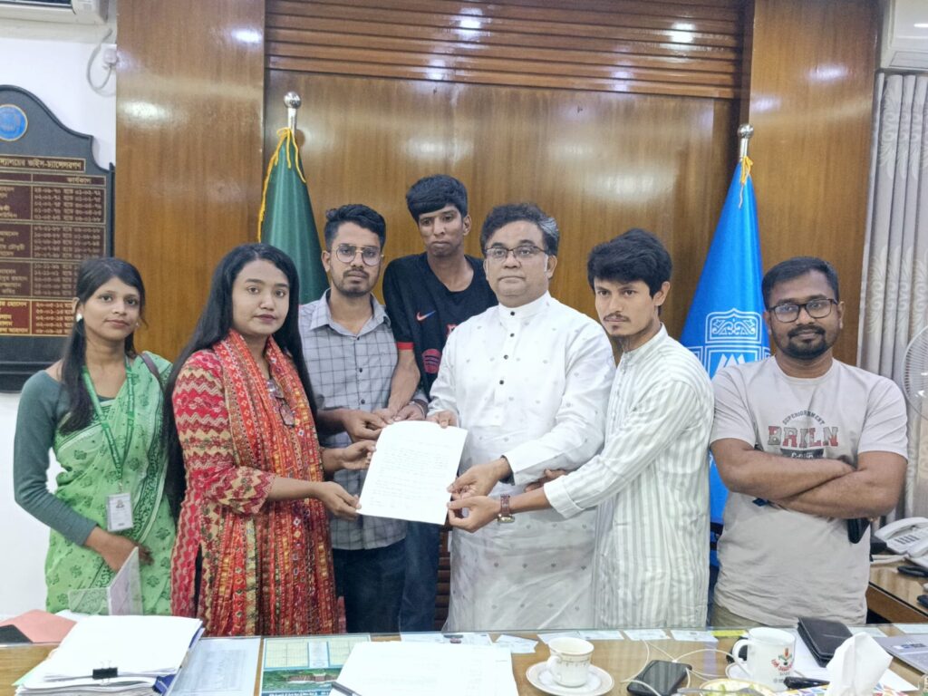 রাজনৈতিক স্বার্থে জাকসু ব্যবহারের অভিযোগ, তিন দাবিতে স্মারকলিপি