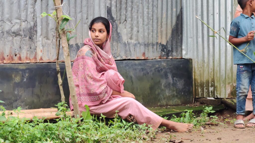 টাঙ্গাইলে বিয়ের দাবিতে প্রেমিকের বাড়িতে কিশোরীর অনশন