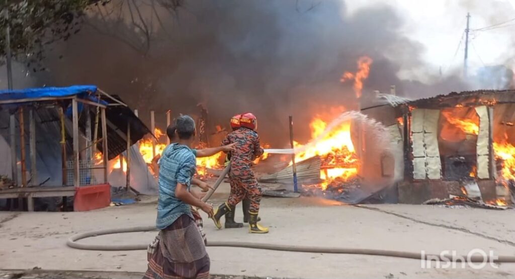 ভূরুঙ্গামারী বাজারে ভয়াবহ অগ্নিকান্ডে ৯৫টি দোকান পুরে প্রায় ১৫ কোটি টাকা ক্ষতি