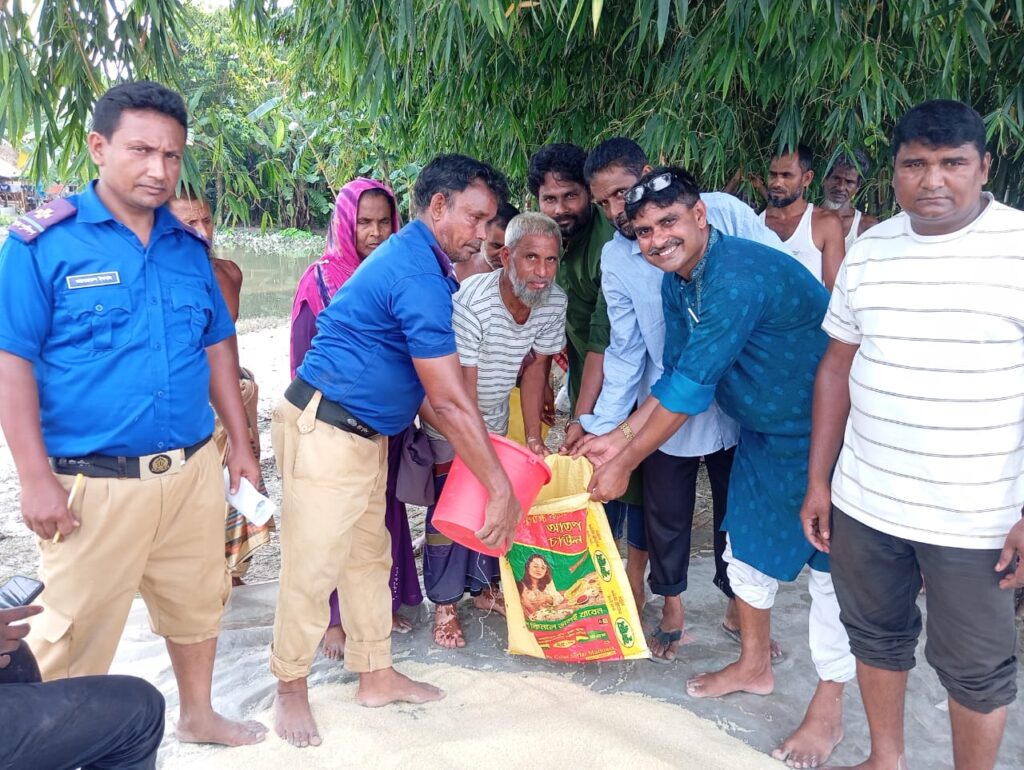 ভূরুঙ্গামারীতে বন্যায় ক্ষতিগ্রস্তদের মাঝে চাল বিতরণ