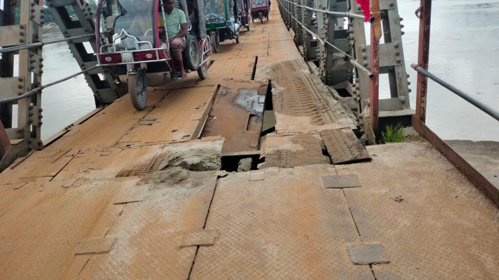 ১৪০ বছরের সোনাহাট সেতুর পাটাতন ভেঙে যান চলাচল বন্ধ