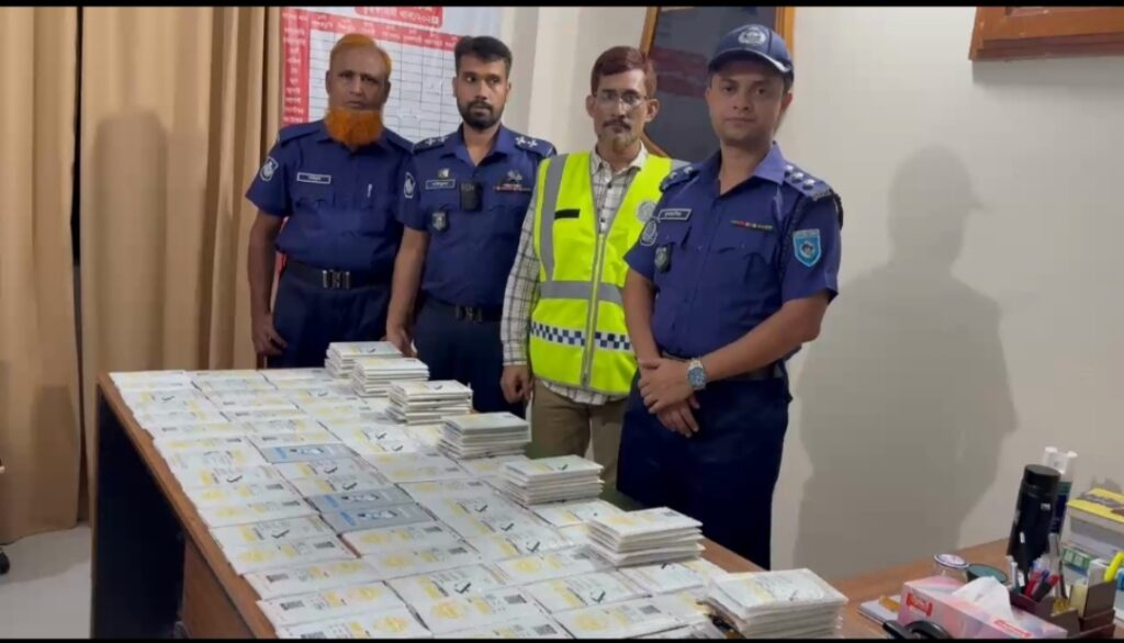 ভূরুঙ্গামারীতে ভারতীয় চোরাই মোবাইল ফোনের ডিসপ্লে জব্দ, আটক ১