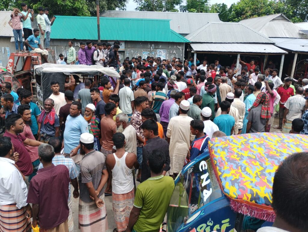 ভূরুঙ্গামারীতে সারের দাবিতে সড়ক অবরোধ,প্রশাসনের হস্তক্ষেপে শান্ত